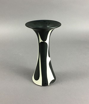 sco 0171 black and white vase